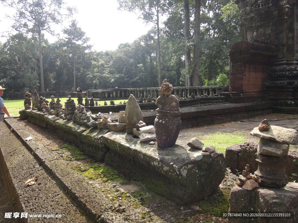 古老遗址中的石砌建筑遗迹