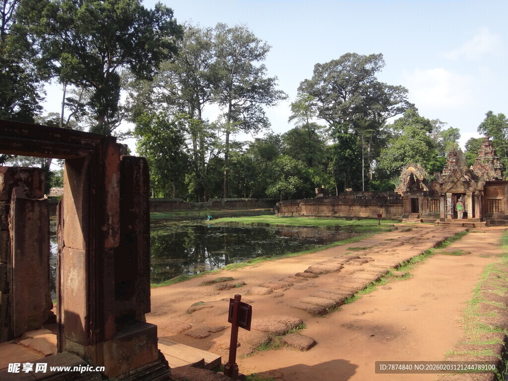 古老遗址中的孩童身影