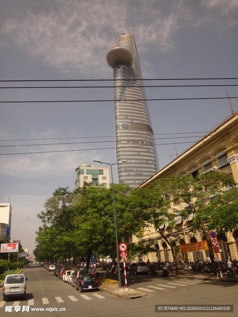 越南城市街景中的高耸摩天大楼