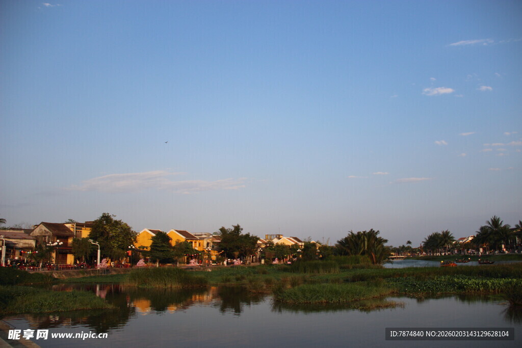 湖畔村庄的黄昏美景