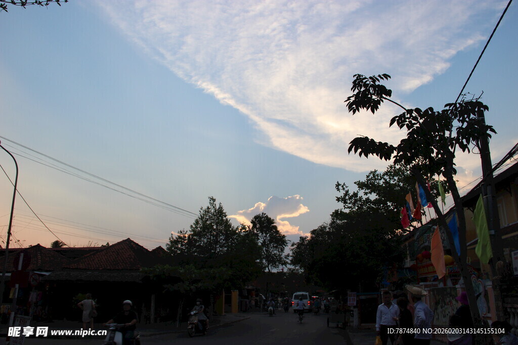 黄昏街头的热闹景象