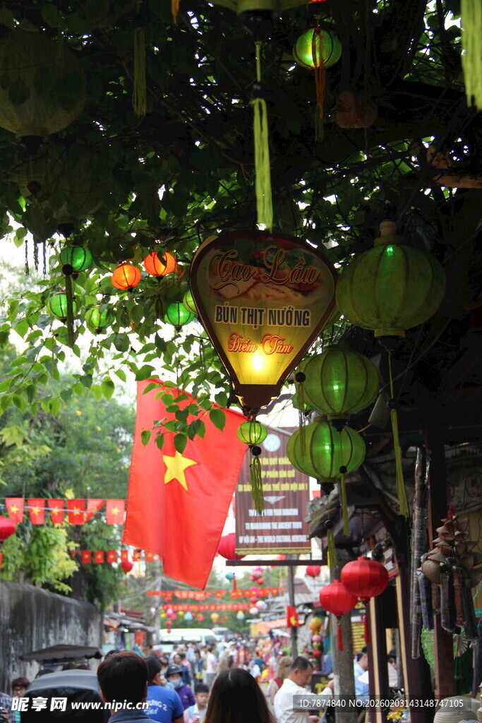 街头悬挂的多彩装饰灯笼