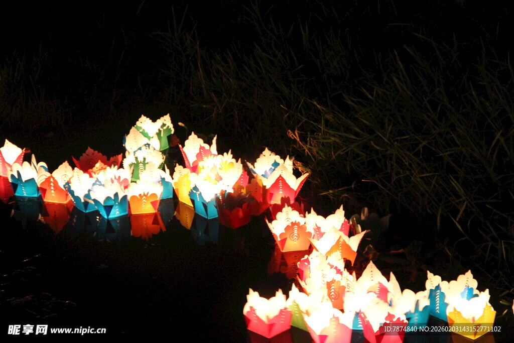 水面漂浮的多彩纸灯笼