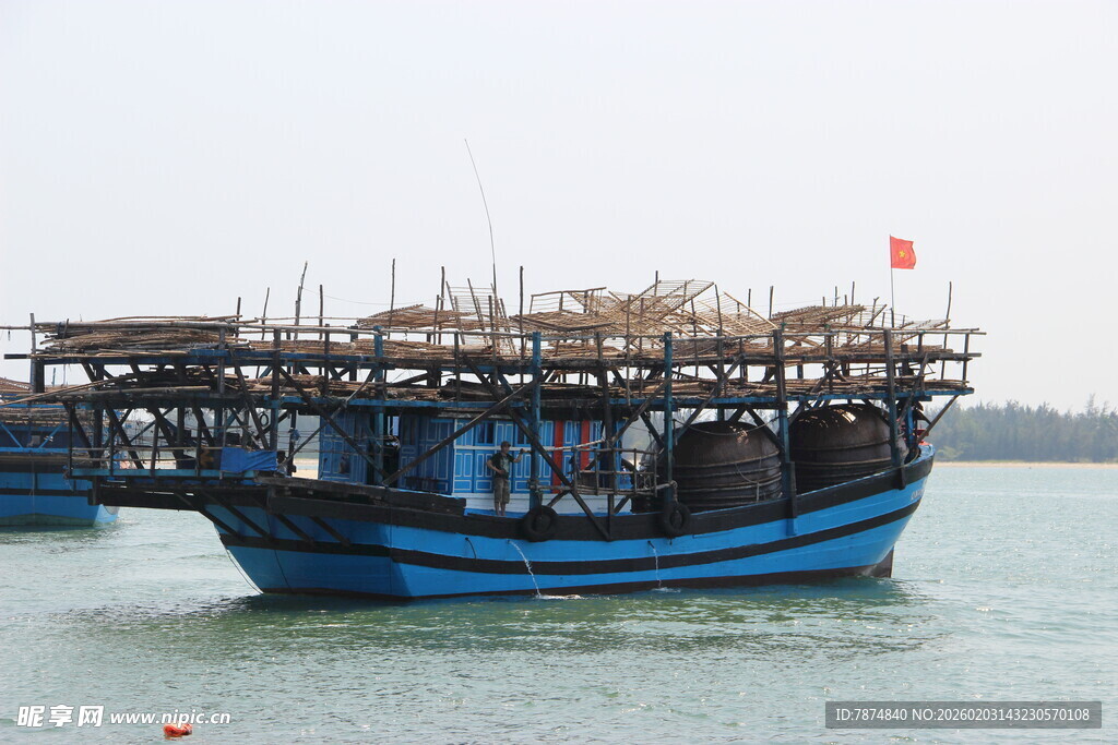 海上蓝色多层木质渔船