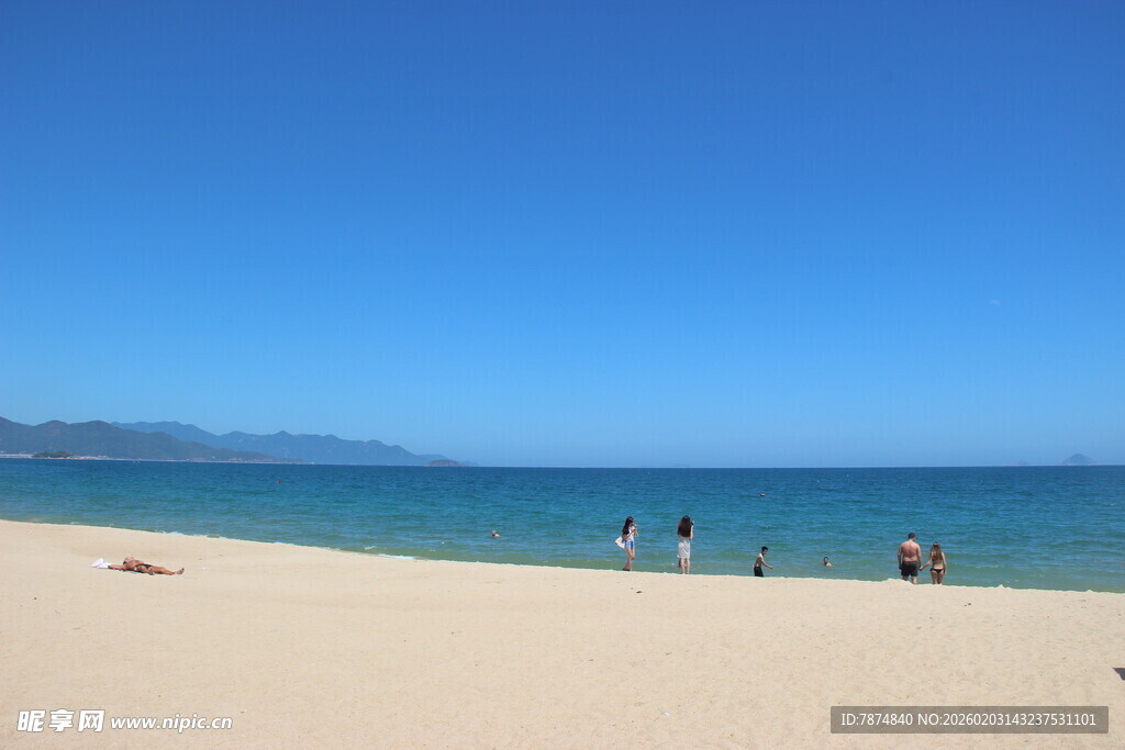 蓝天沙滩下的海边休闲场景
