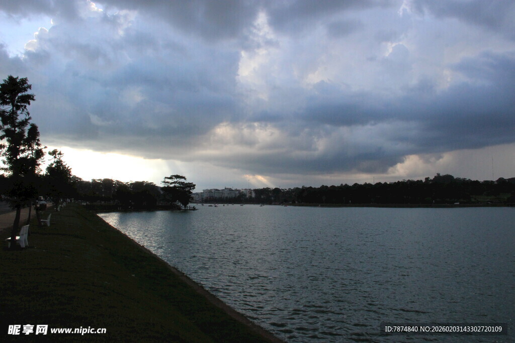 湖畔阴云下的宁静景致