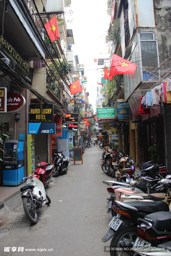 东南亚风情街道 摩托林立