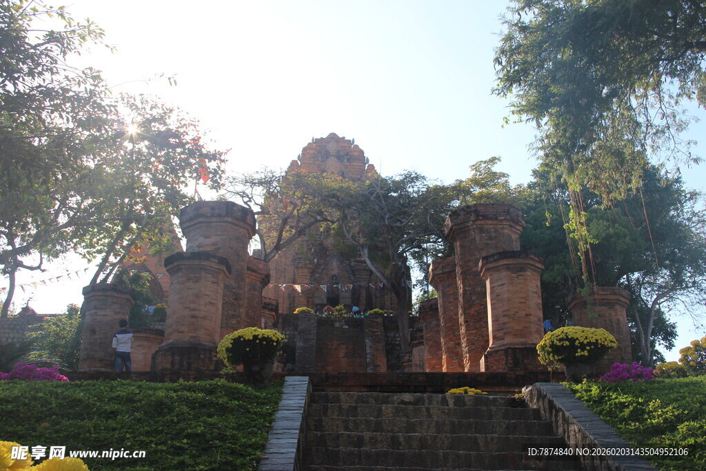 古老寺庙遗迹 绿植环绕