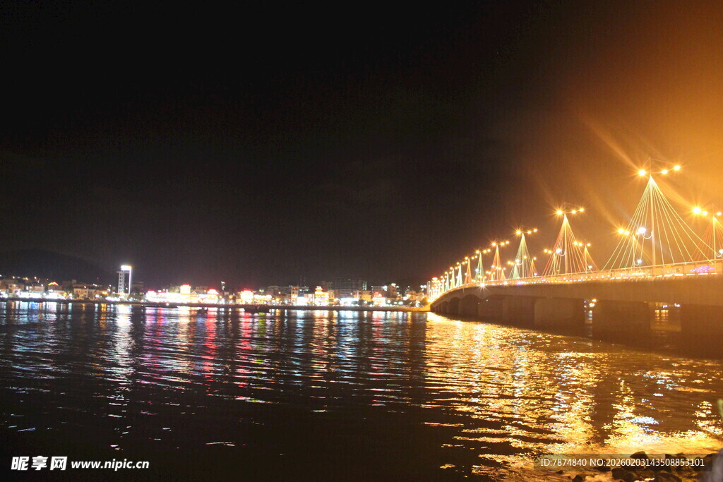 璀璨夜景下的桥梁与水面