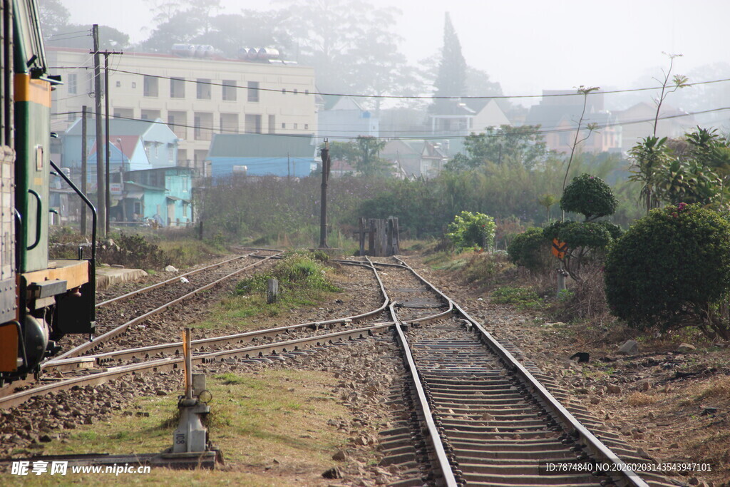 越南铁轨旁的城市风景
