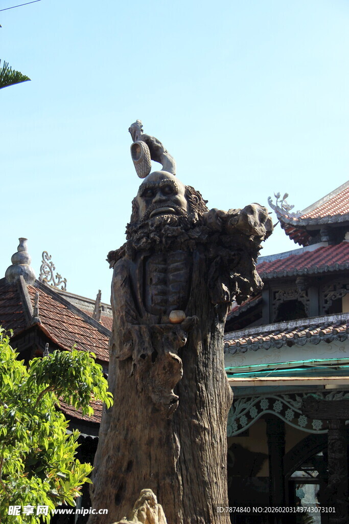 越南古建旁的精美雕刻石柱