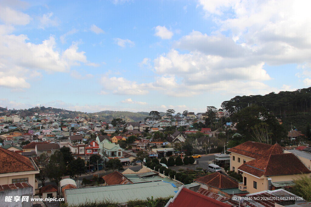 越南城市屋顶景观 蓝天白云下