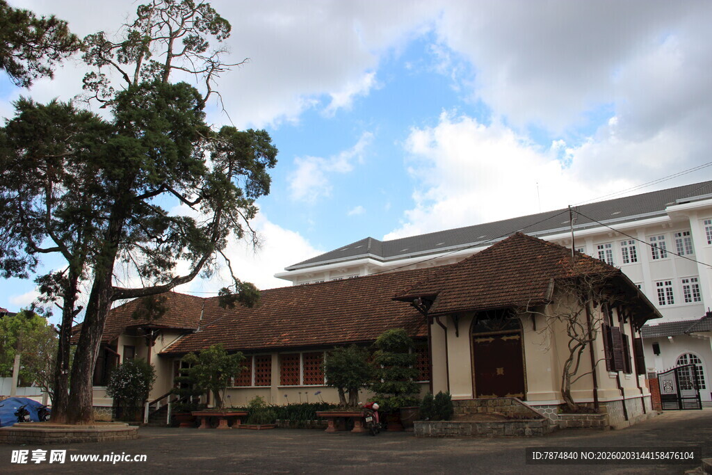 越南传统风格建筑与绿树蓝天