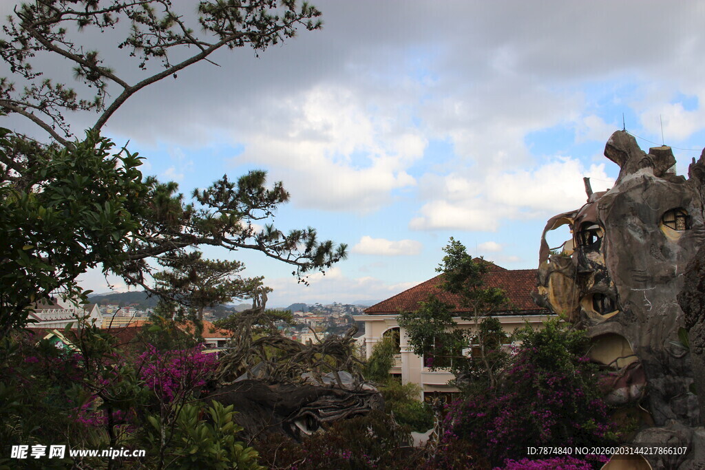 越南花园中的奇幻建筑景观
