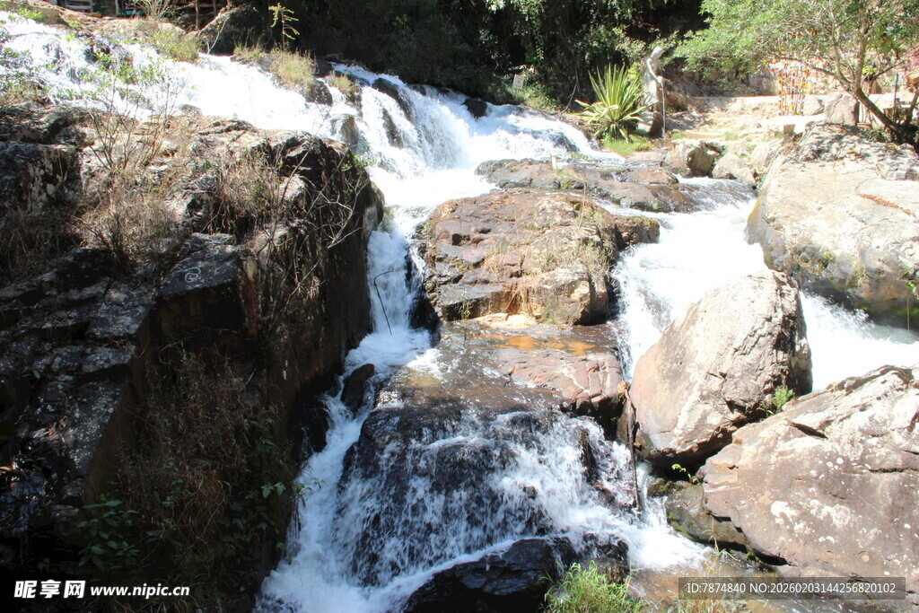 越南山间瀑布流水景观
