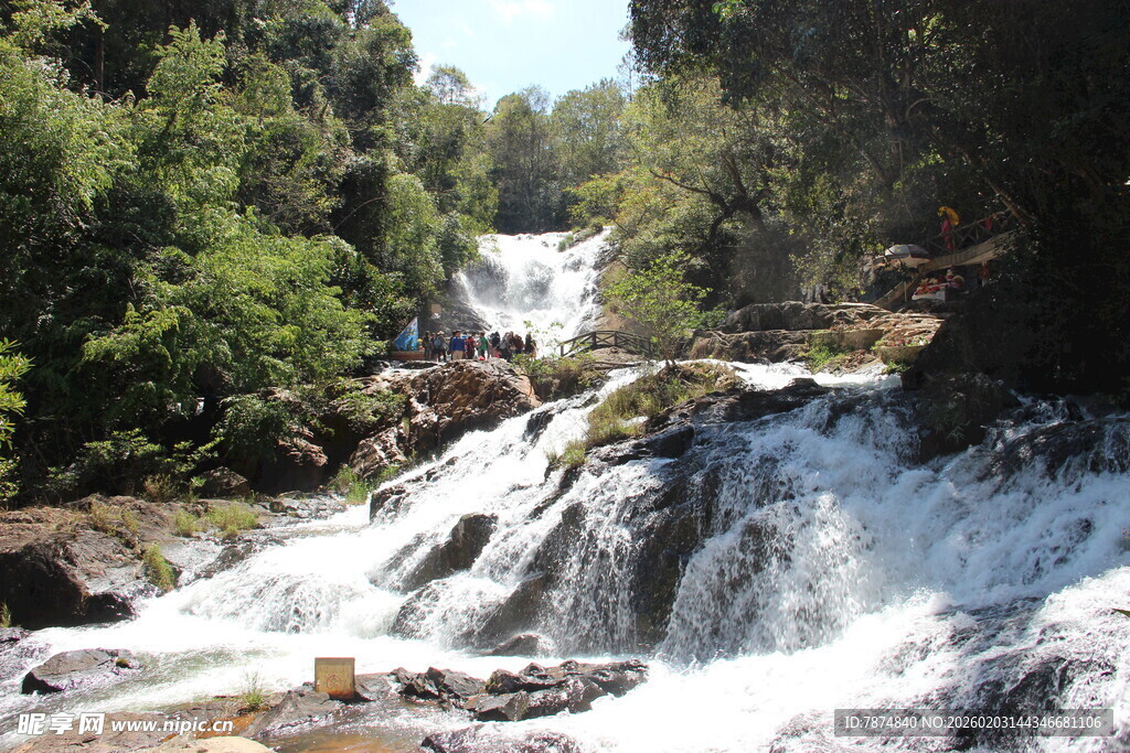 越南山间瀑布美景