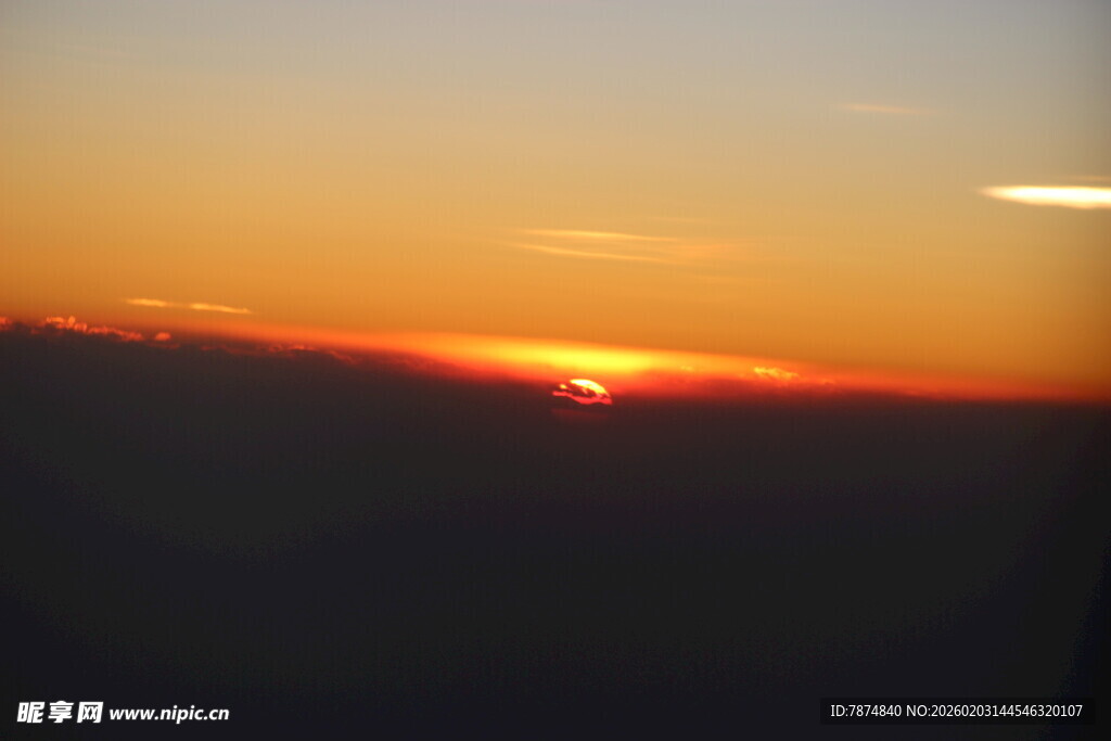 越南飞机上的壮丽日落景观