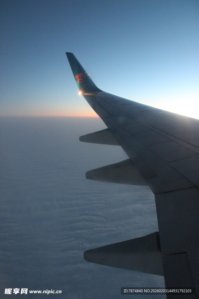 越南飞机机翼上的天际美景