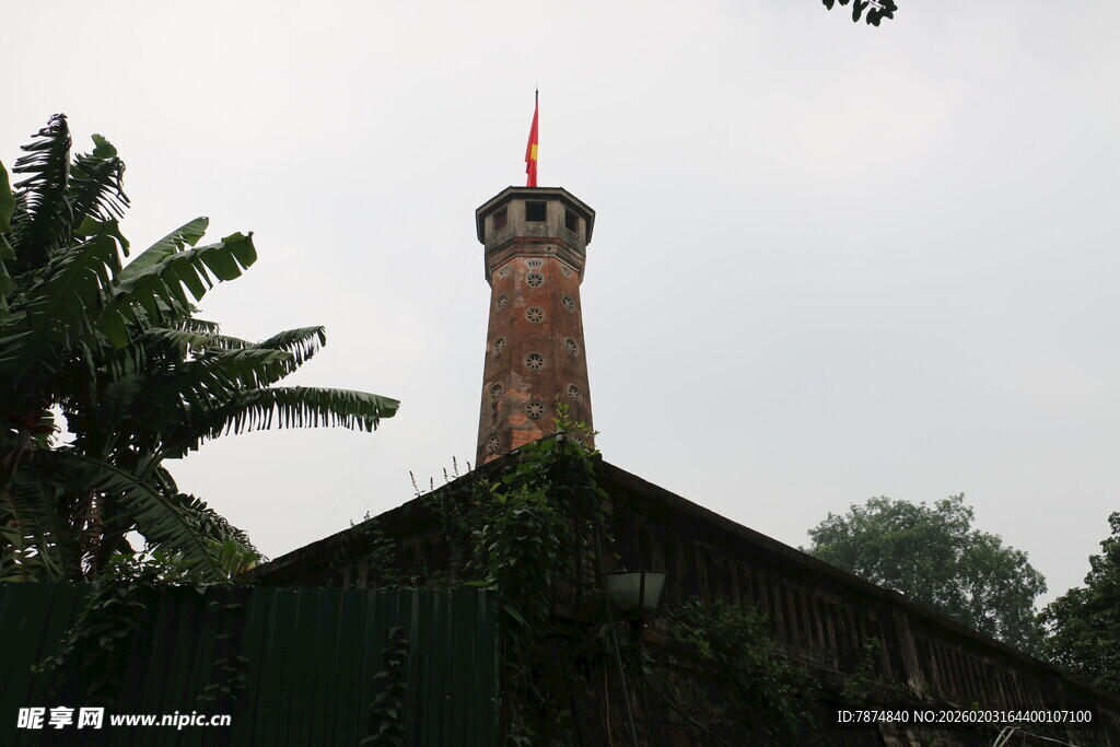 越南古老烟囱立于绿植间