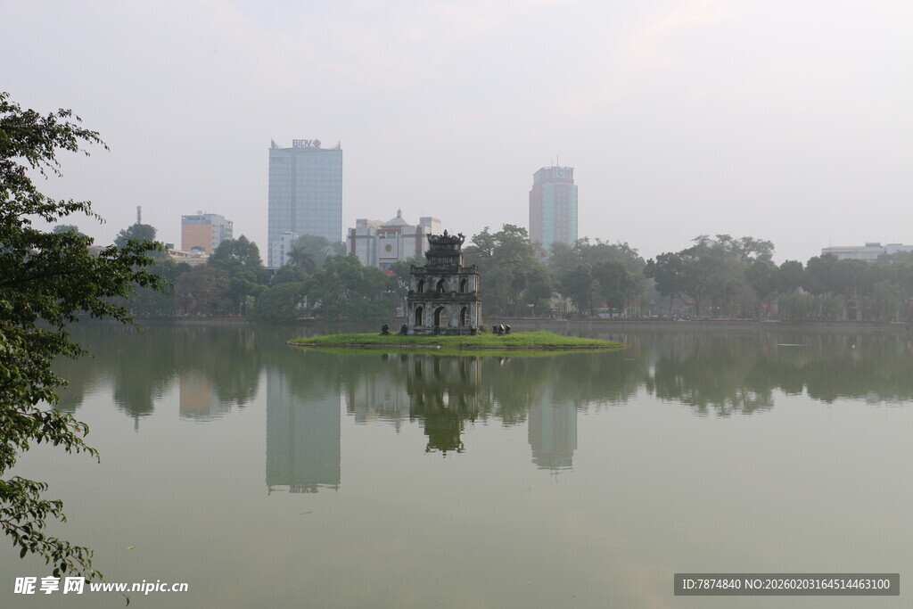 越南湖畔城市风光倒影如画
