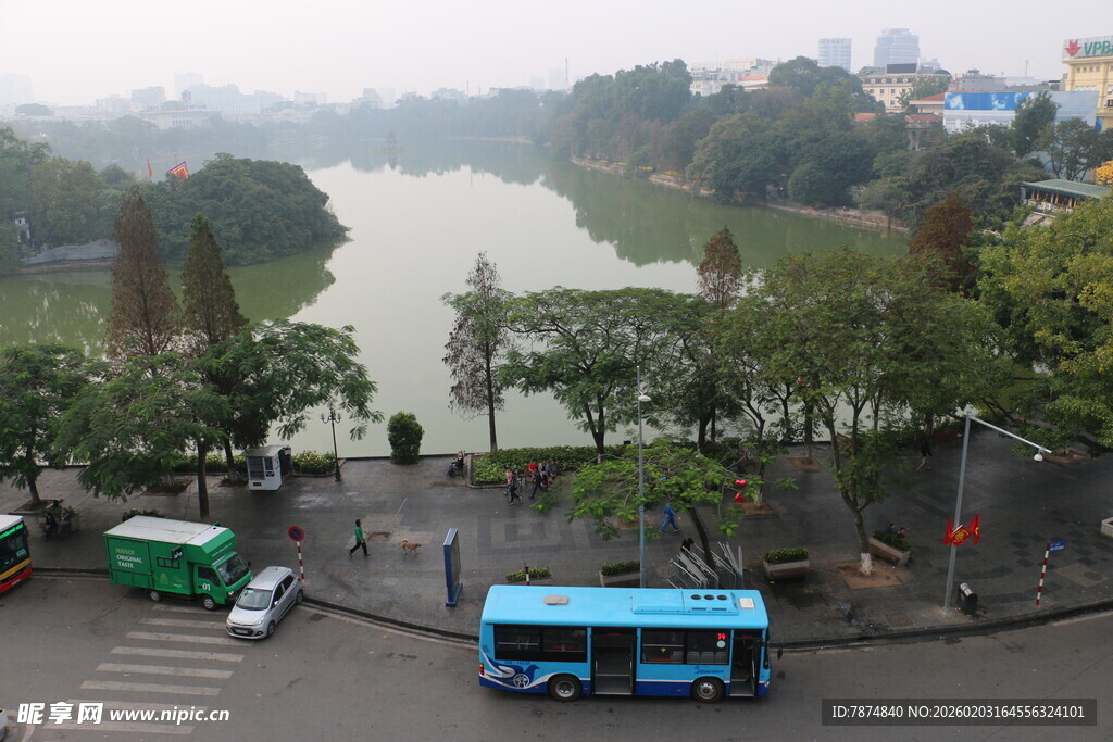 越南城市河畔景象与车辆