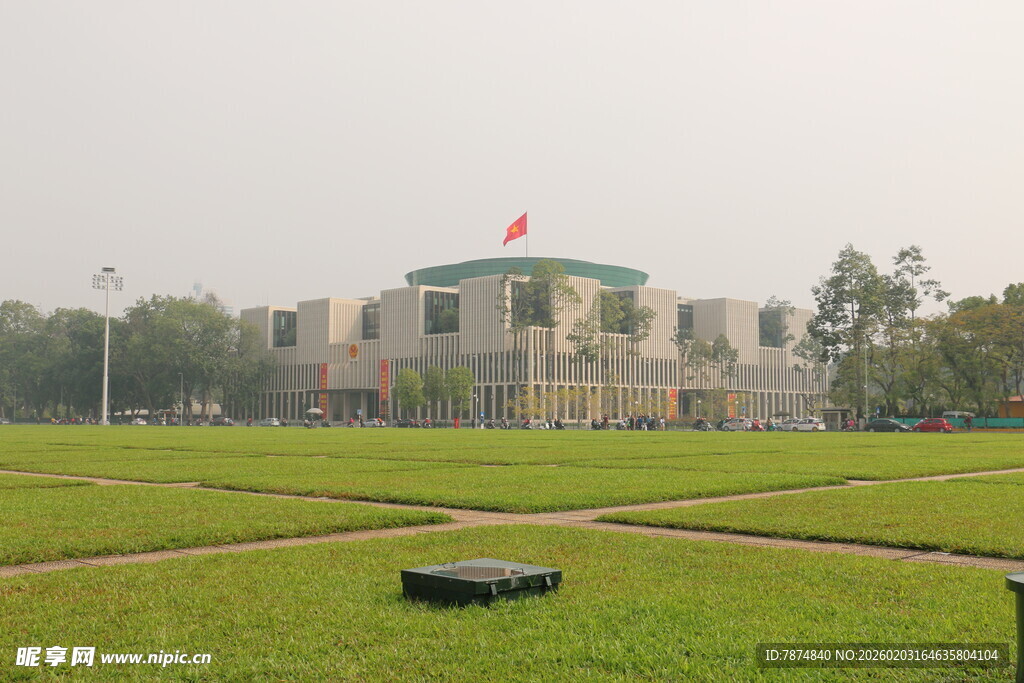 越南宽阔草坪旁的宏伟建筑