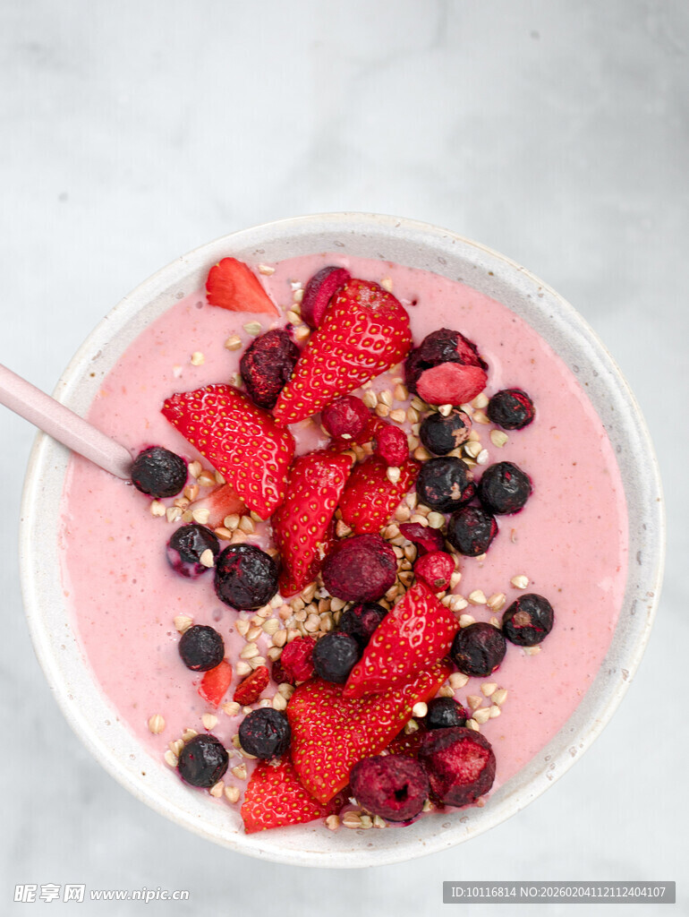 莓果酸奶碗