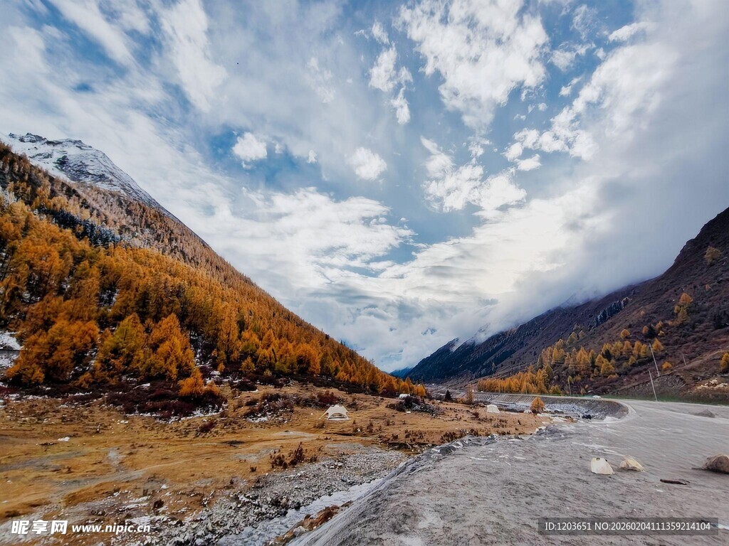 秋日山间河谷壮丽风光