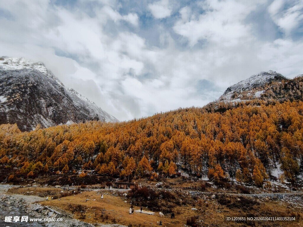 秋日山间美景