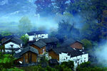 山间云雾缭绕的古朴村落