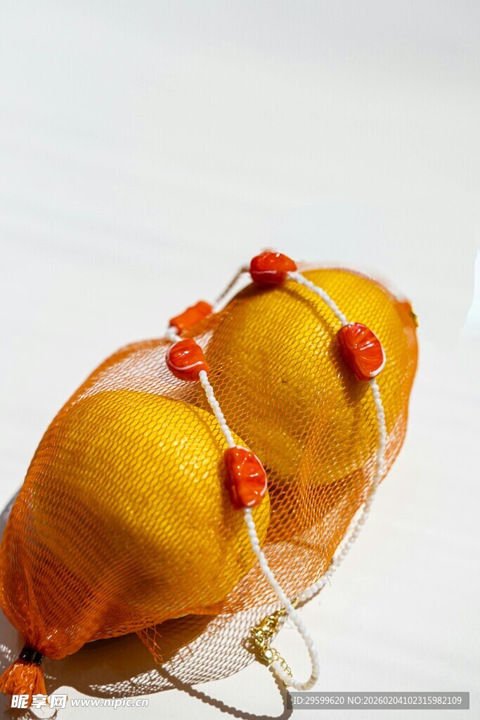 精致果篮装着诱人黄果