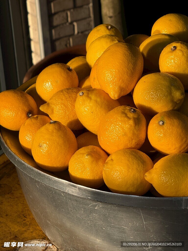 大盆中堆满鲜橙