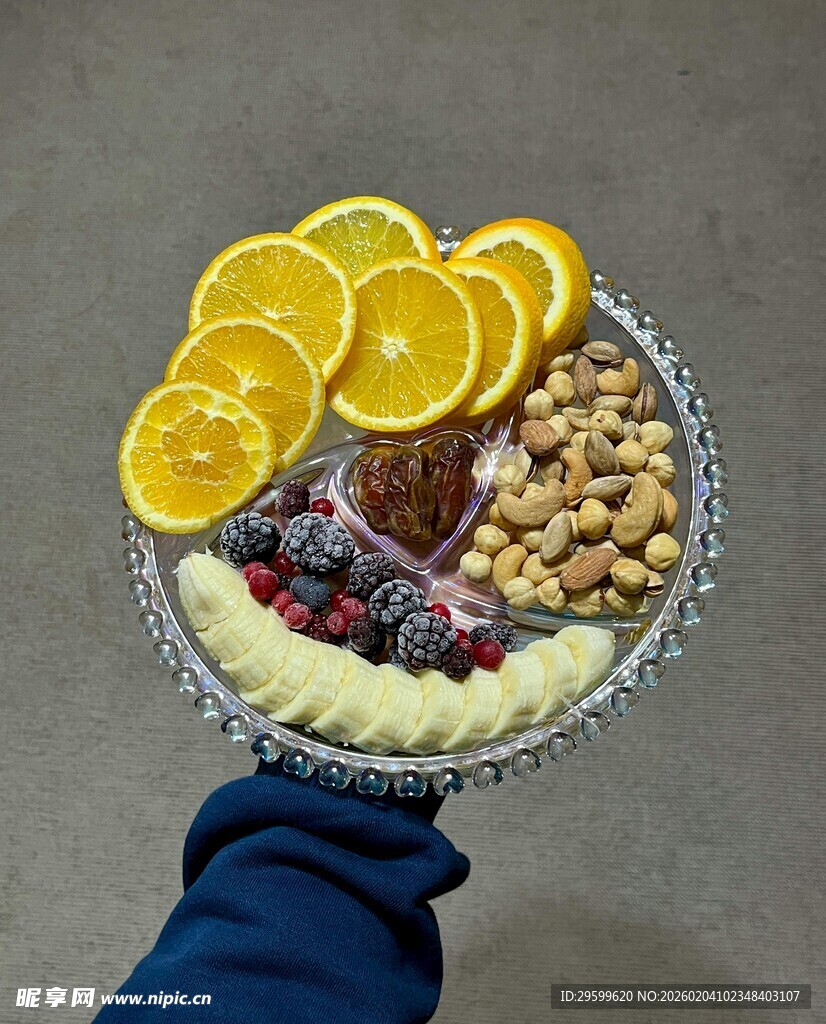 手捧多彩水果坚果拼盘