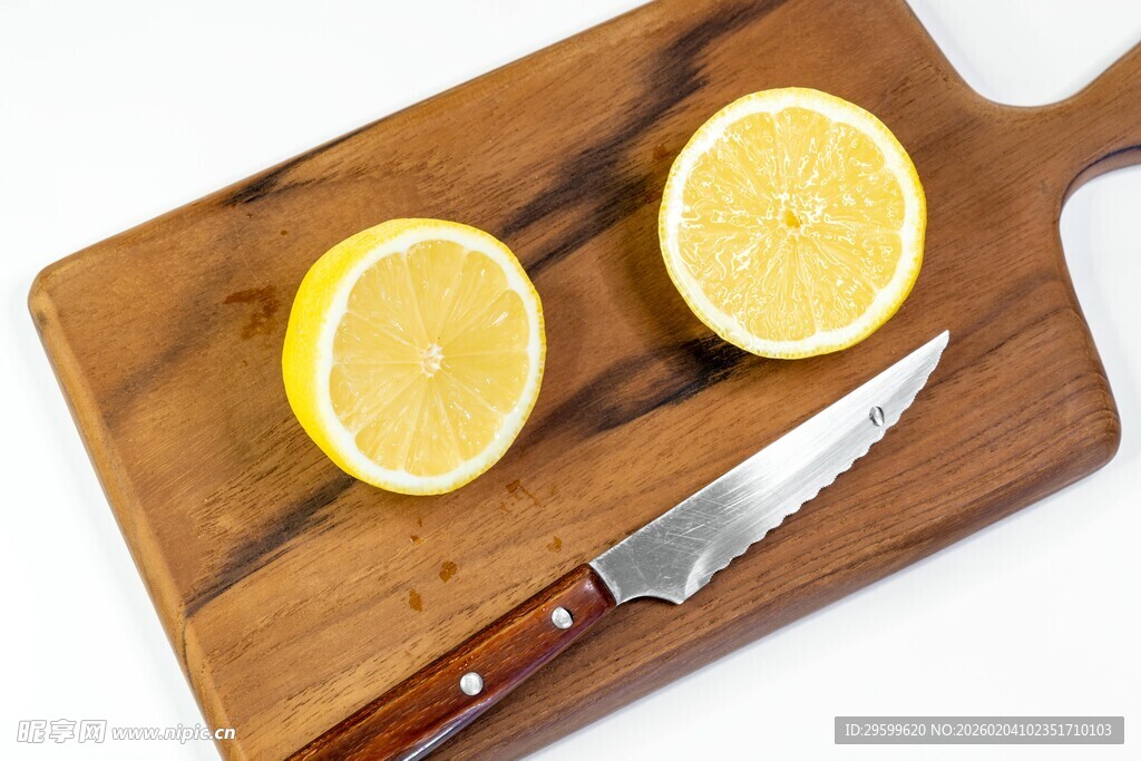 木砧板上的柠檬与刀