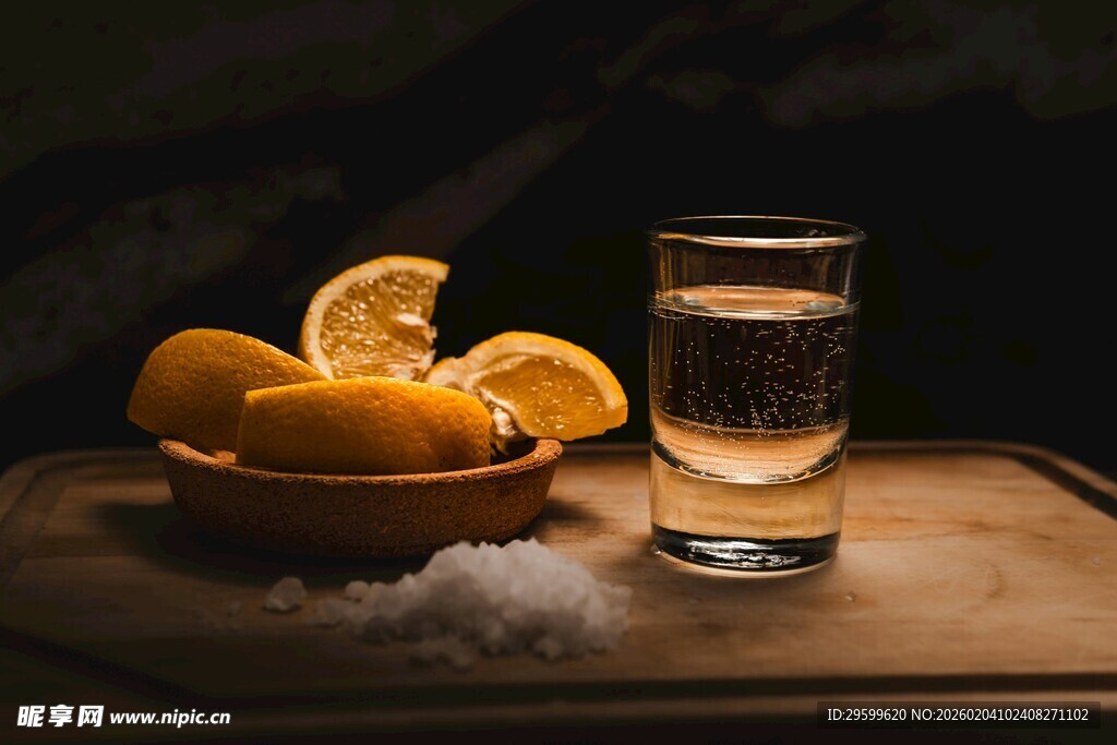 木盘上的柠檬与玻璃杯