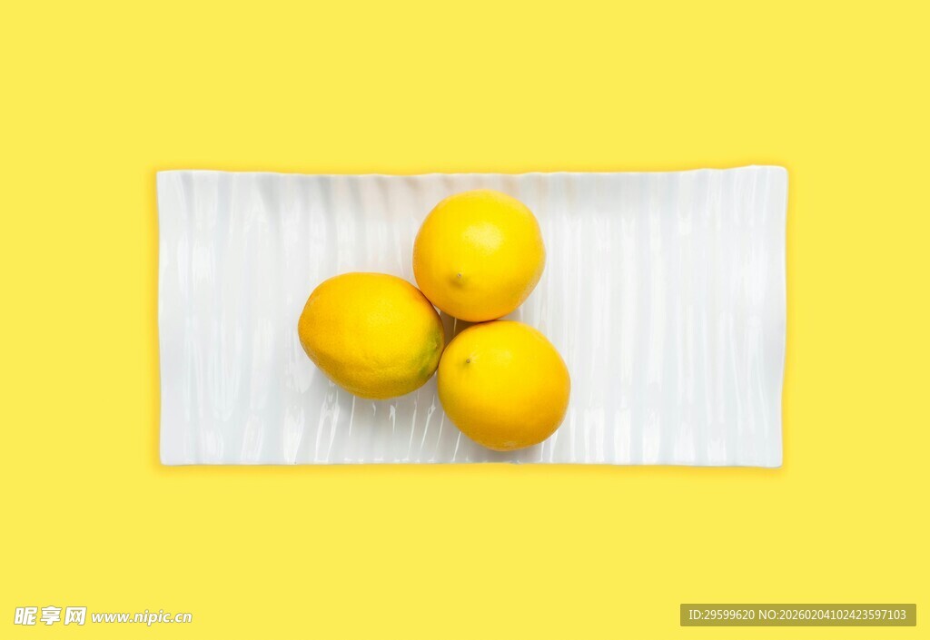 三颗柠檬置于浅色背景