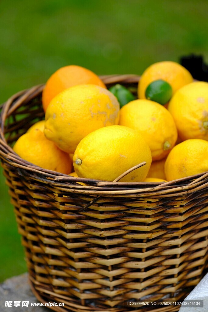 篮子里的新鲜黄柠檬