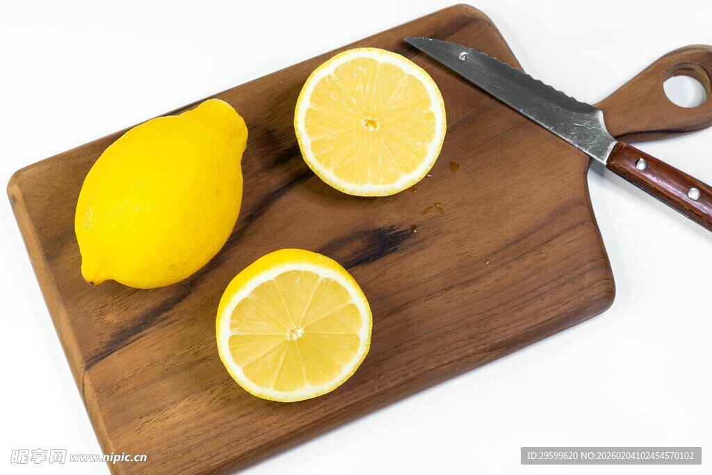 木砧板上的柠檬与刀具