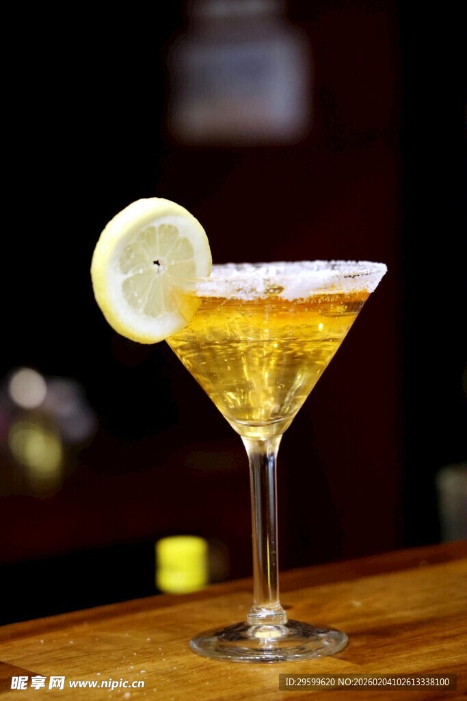 柠檬装饰的精致鸡尾酒