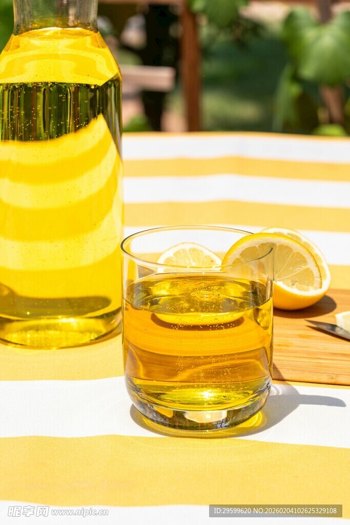 柠檬饮品置于户外桌布上