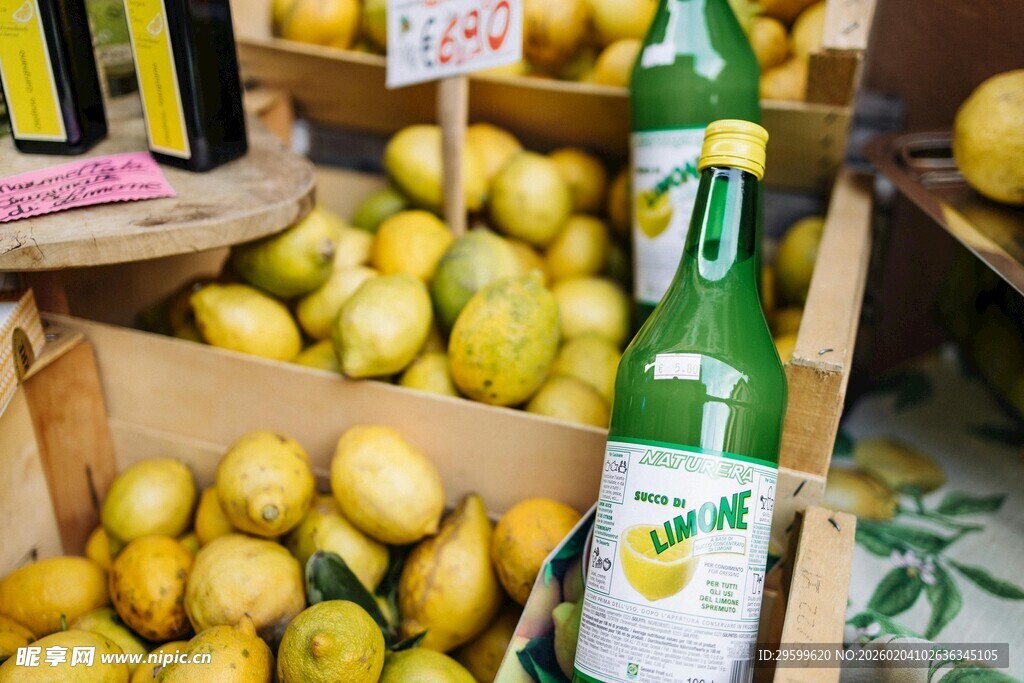 货架上的柠檬与柠檬味饮品