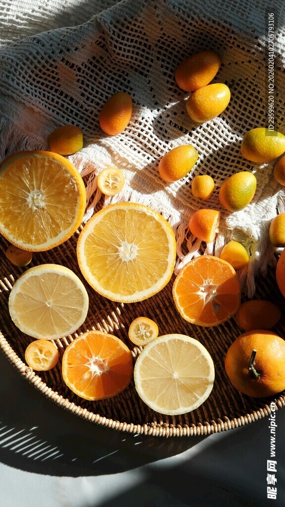 篮子里的多样柑橘类水果