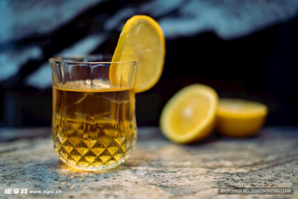 玻璃杯中的柠檬茶