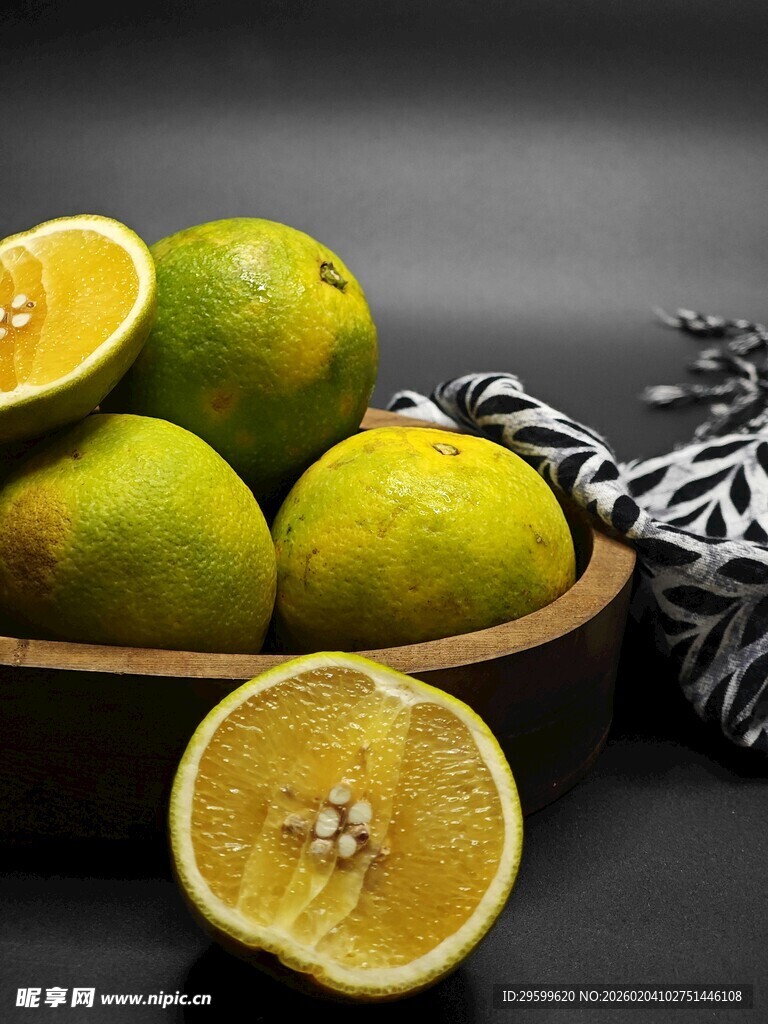 木盘里的新鲜青柠