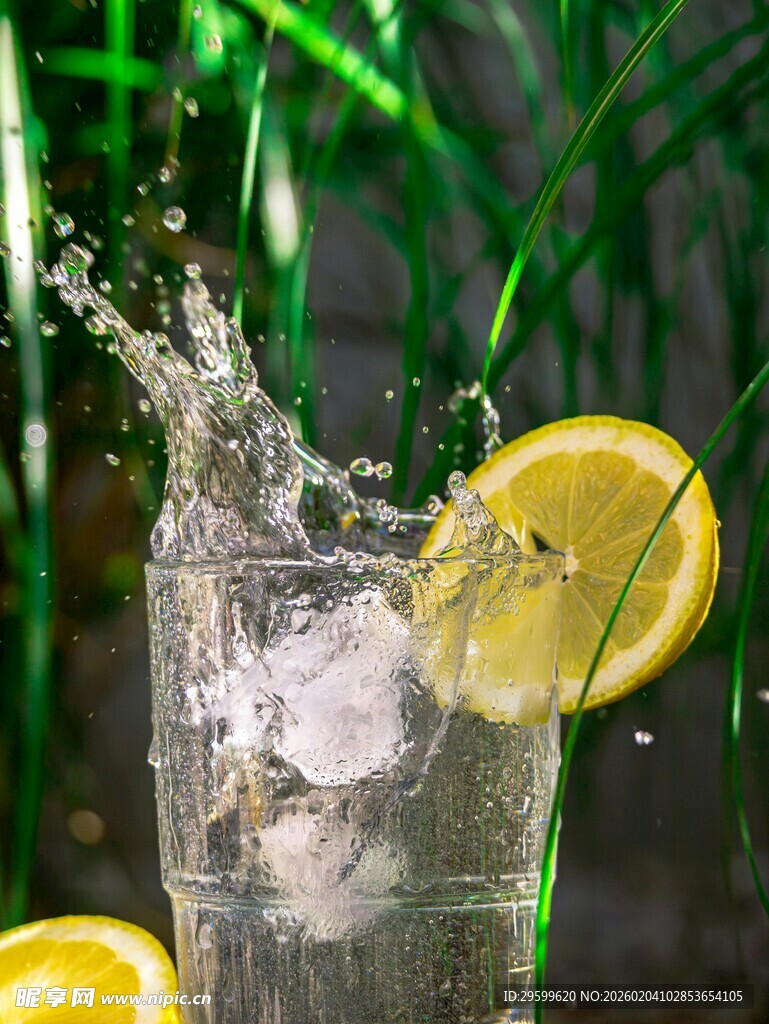 柠檬入水溅起清凉水花