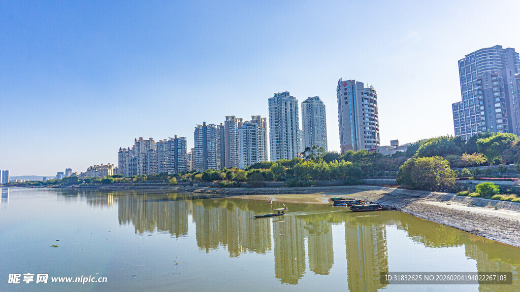 河畔高楼林立的城市风光