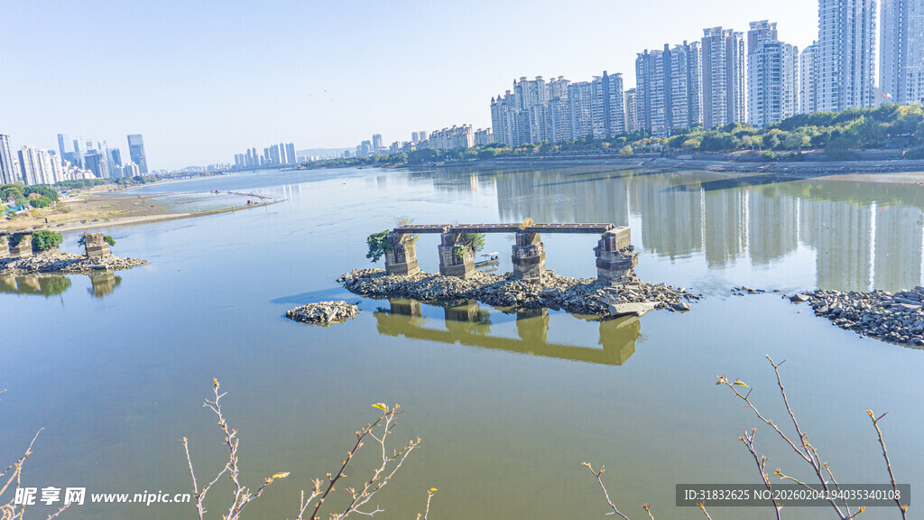 河畔古朴石桥与城市景观