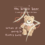 棕色小熊玩偶的温馨画面