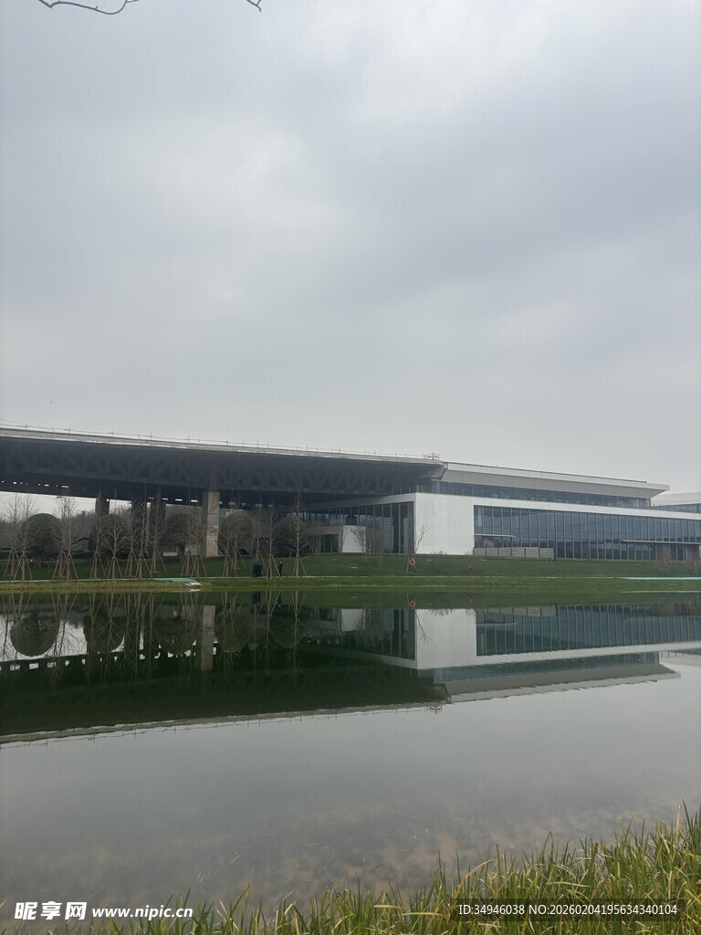 湖边现代建筑景观