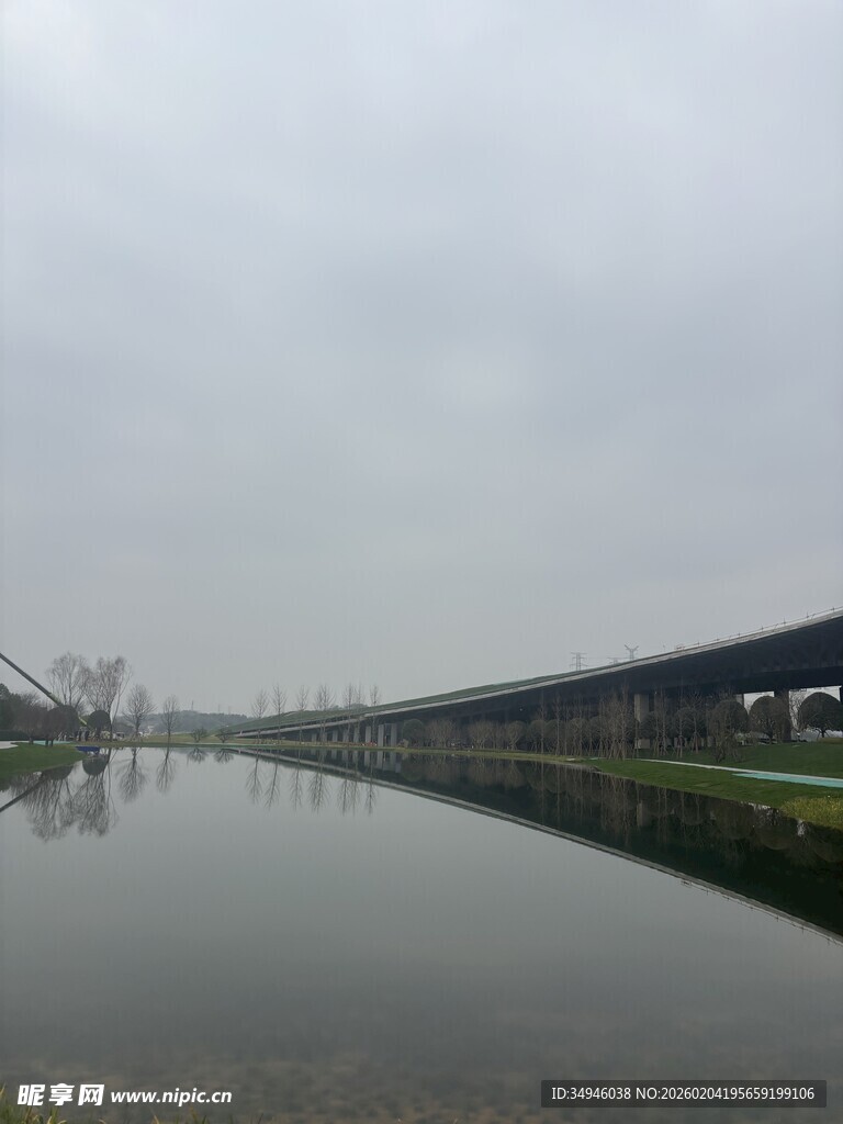 平静湖面映建筑朦胧之美